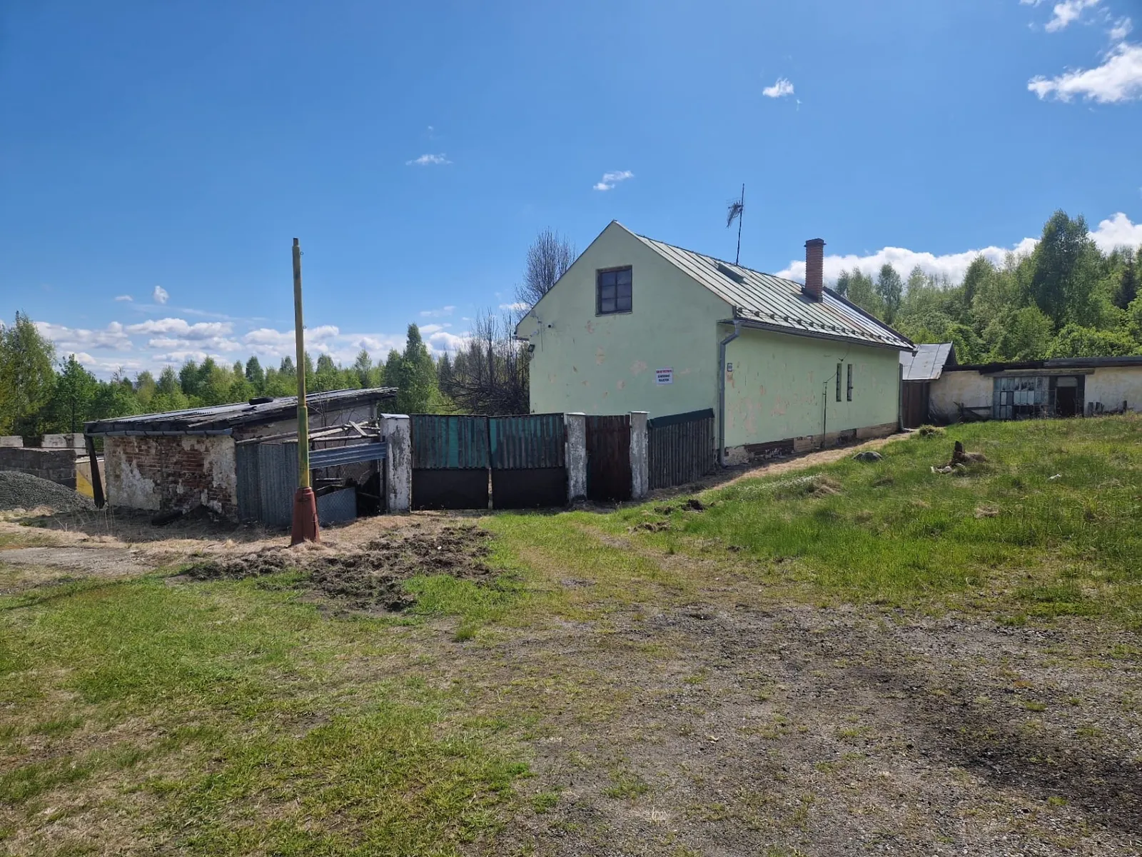 BEFORE — original state of the farmstead near Nový Smokovec (05/2025)