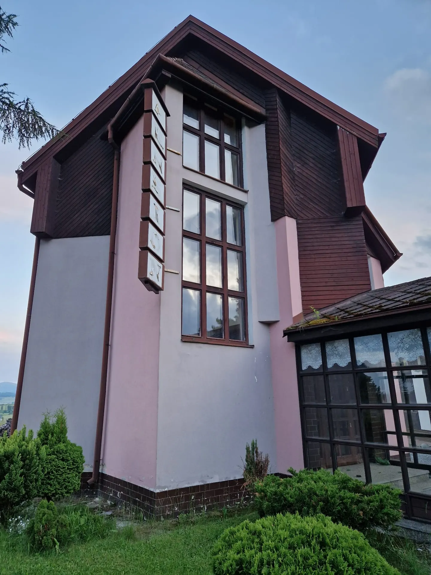 Hikers Paradise — corner detail before renovation with the original cladding and window frames.